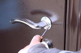 Замена дверной ручки металлической двери в Красноуральске