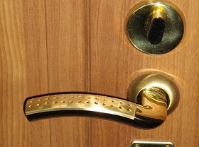 Замена дверной ручки входной двери в Красноуральске