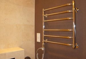 Установка электрического полотенцесушителя в ванной в Красноуральске