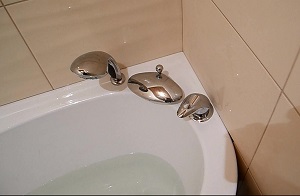 Установка смесителя на ванну в Красноуральске